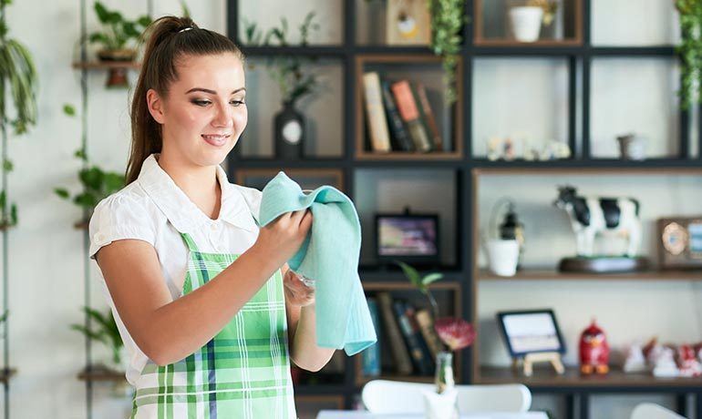 Schoonmaakmedewerker doet de eindcontrole met een microvezeldoek